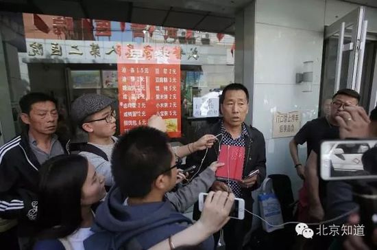 一位家眷代表报告家人治病经验。