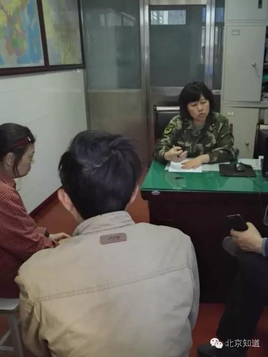 今全国午,病院作业人员与患者家眷说话。家眷供图