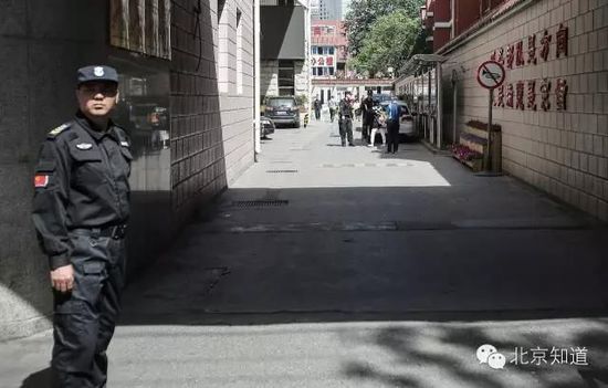 病院内多处能够看到保安。