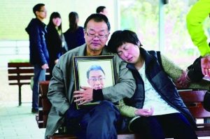 陕西咸阳,离别仪式事后,魏则西的尸体被推去火葬,爸爸妈妈坐在殡仪馆外等待 《法制晚报》供图
