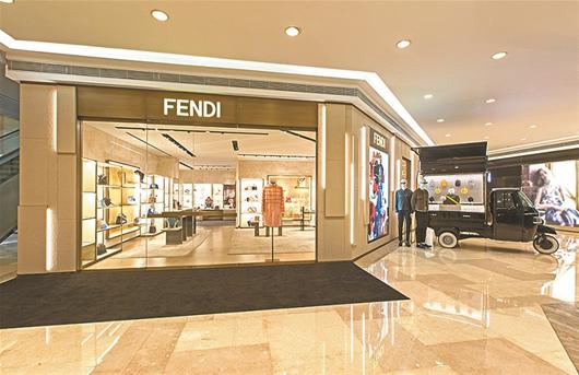 图文:fendi男士2016春夏精品系列亮相武汉国际广场