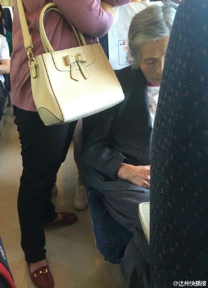 约莫5分钟后,后面一中年女子将白叟让到本人方位。白叟女儿说:“年青人啊,该当多学学。”后果受到美男还击,“坐本人方位错了吗?!”后觉得冤屈的大门生流着泪给伴侣打德律风讲遭逢。
