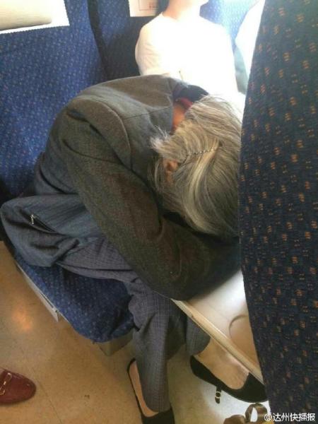 动车上没给白叟让座遭责备 男子:坐本人方位错了吗?