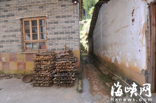 两家紧挨着,仅隔一条小道