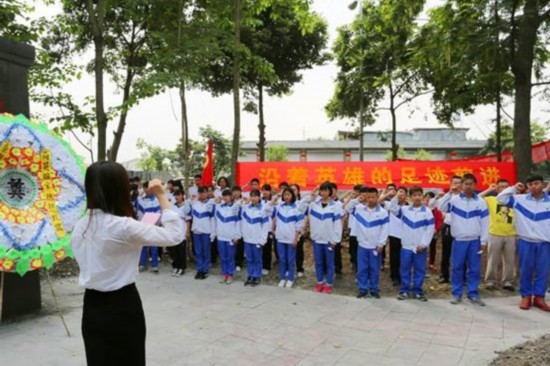 来自该市崇庆中学,蜀城中学,思源中心学校的近百名学生,来到位于桤泉