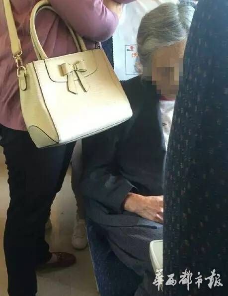 从图片可以看出来,老人年纪已经很大了。