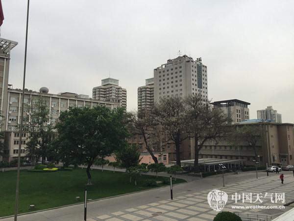 今晨,北京上空云量较多。