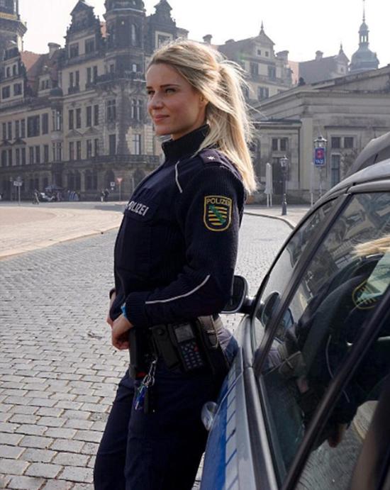 据英国《每日邮报》5月3日报道，德国31岁的女警察阿德里安娜 科莱绍（Adrienne Kolesza）平时会在社交网站上发布自己的健身美照，展示她的好身材，引来无数网民关注。