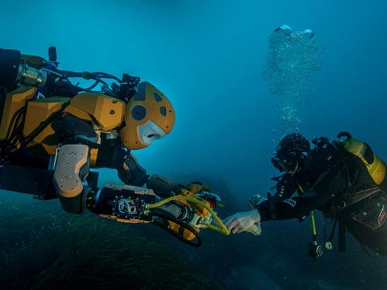 Ocean One比传统的水下机器人更优秀，肢体非常灵活，表层有油防护，这样它就能潜入2000米的水深。并且它拥有的8个推进器，可以在水流中自动保持稳定，手臂和手指上都装满了传感器，活动起来如同人类一般。