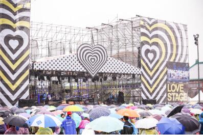 上海上演连绵细雨,北京直击风雨齐飙,但这都无法阻挡草莓音乐节狂欢的