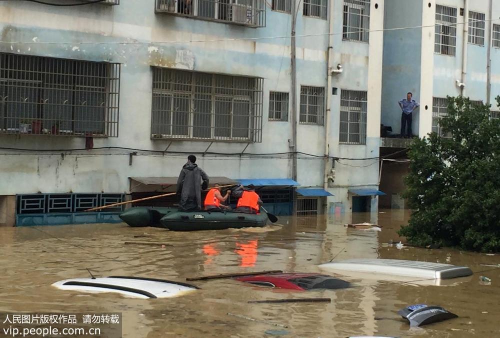 湖南道县遭龙卷风和暴雨袭击 汽车被没顶(图)