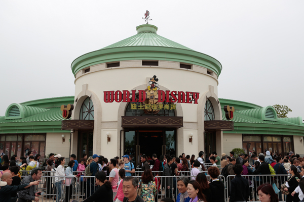 2016年5月7日，迪士尼世界商店挤满游客。 澎湃新闻记者 朱伟辉 图