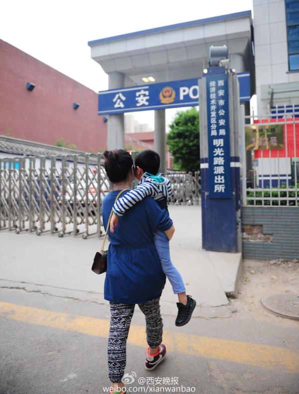 领前,记者来到辖区明光路派出所,在门口记者碰见了两位小一班家长及他们的孩儿。“咱们是接到民正告诉让过去给孩儿做审定的,判别是否是针扎的。”小一班家长王密斯通知记者,她的孩儿本年3岁多一点,发作这件过后,在她几回诘问下,孩儿才亲口通知她教师曾用针扎了他的两个膝盖部位,如今还能看到有红点。