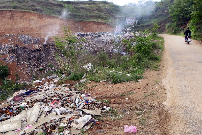 七子山垃圾填埋场路口就像临时垃圾场,西安江村沟垃圾填埋场生态修复