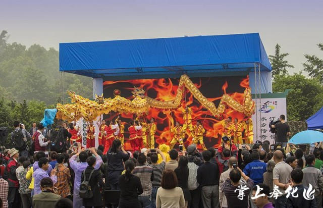 现场活动丰富多彩，舞龙、大鼓、乡村排舞、旗袍表演秀、山地自行车表演秀，还有“匆匆那年”西坞老照片展，“打青团”、“做黄内糕”等民俗活动，点燃了一大批来客的热情。