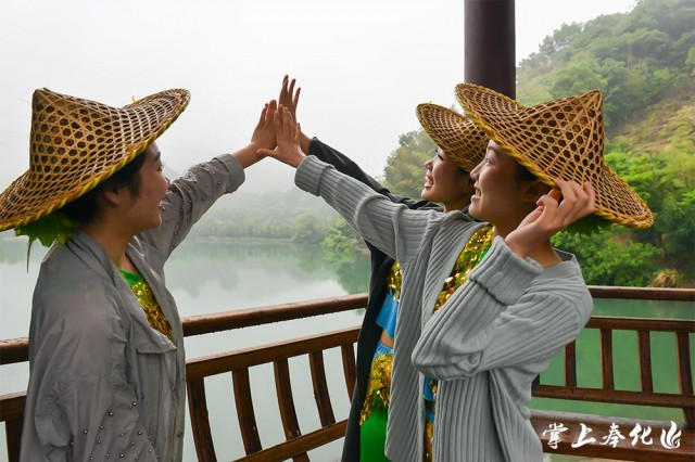 现场活动丰富多彩，舞龙、大鼓、乡村排舞、旗袍表演秀、山地自行车表演秀，还有“匆匆那年”西坞老照片展，“打青团”、“做黄内糕”等民俗活动，点燃了一大批来客的热情。