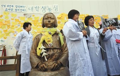 4月6日,韩国首尔,日本驻韩大使馆前,二战时期被强征到日本的韩国劳工受益者家眷们在慰安妇少女铜像前举行新闻公布会。