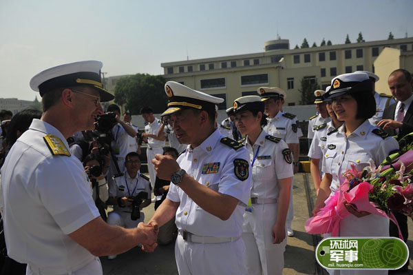 美海军旗舰蓝岭号访上海 解放军女兵迎接