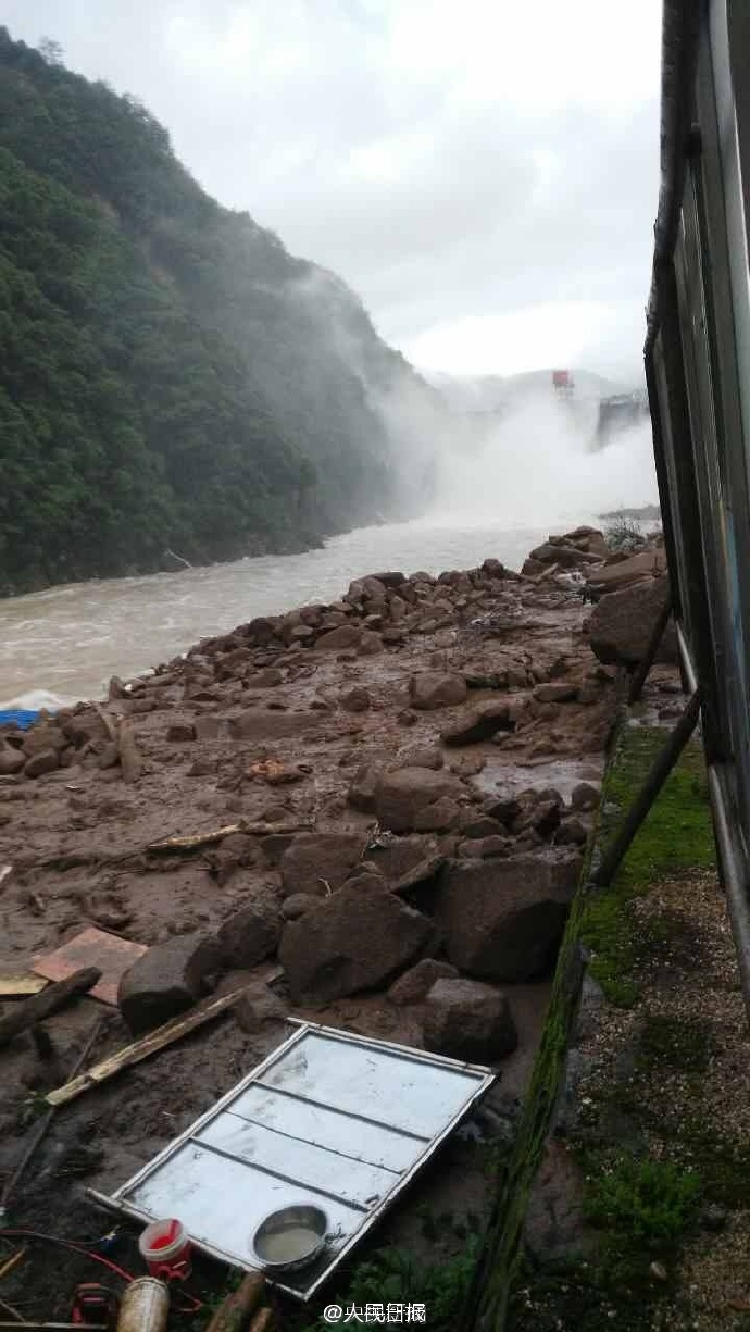 据福建省泰宁县政府的最新消息，8日凌晨5时左右，强降雨造成泰宁县暴发大型自然灾害泥石流。