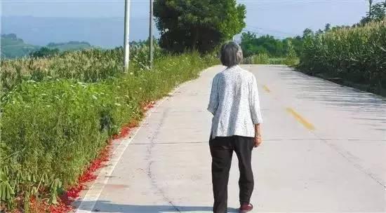 他们落马前后,年迈的母亲有多凄凉