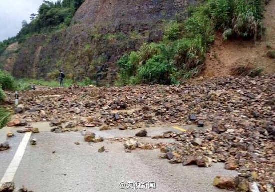 广西金秀县暴雨致多处道路塌方