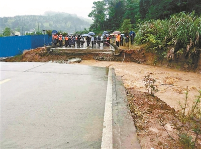 通旧事发地的公路被泥石流冲断 供图/王密斯