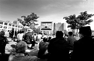 图为朝鲜民众在平壤火车站附近的大屏幕上观看金正恩在劳动党七大上的讲话