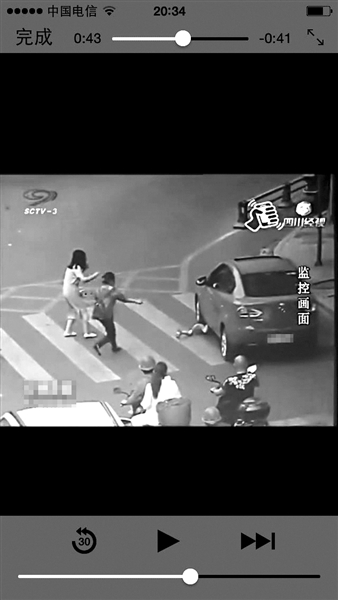 南充一位4岁男童在过斑马线时被轿车撞倒卷入车底,并被轮胎从身上轧过,比来几天,这段视频诱发泛滥网友重视。但让网友们称奇的是,男童从车底被救出后,经审查,竟只受了一些重伤。