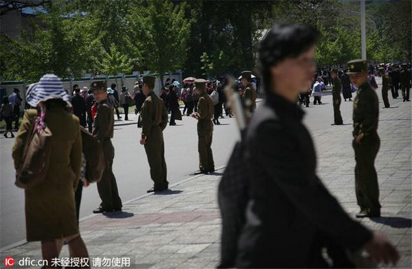 当地时间2016年5月8日，朝鲜平壤，朝鲜劳动党第七次全国代表大会6日开幕。图为朝鲜街头的士兵。