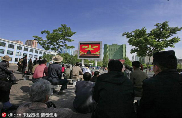 当地时间2016年5月8日，朝鲜平壤，朝鲜劳动党第七次全国代表大会6日开幕。图为朝鲜民众在平壤火车站附近的大屏幕上观看金正恩在劳动党七大上的讲话。