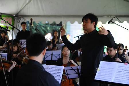 中国国家交响乐团音乐家为到场准妈妈演奏世界名曲