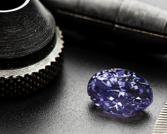 当地时间5月3日，位于澳大利亚西部的阿盖尔钻石矿区中，发现一枚极为罕见的紫色钻石——原石重达9.17克拉，经切割、打磨后呈2.83克拉。 阿盖尔钻石矿，因出产了世界上最为出色的彩色钻石而举世闻名。世界上最大的粉钻——12.76克拉的“阿盖尔粉禧”也出自这里，每克拉估值100-200美元，而紫钻比红钻和粉钻更为稀有。 过去32年中，力拓集团展览会所展出的紫钻，其重量相加总共也不过12克拉。目前官方还没有标出这颗新紫钻的价格，据美国探索新闻猜测，它将是普通白钻价格的50倍。