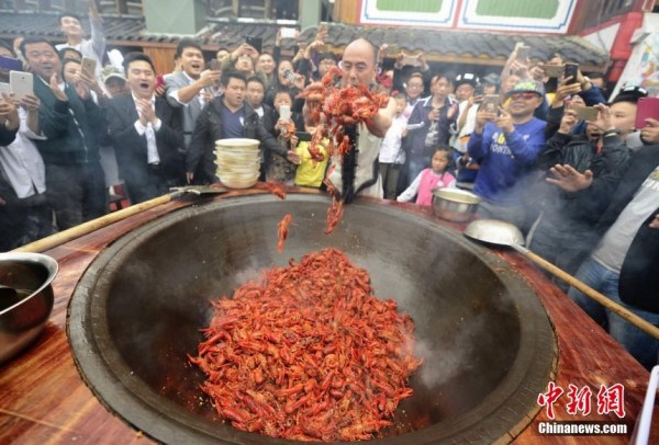 5月8日,張家界首屆龍蝦文明節在溪布街火宮殿舉辦,“鬼谷巨匠”唐程剛在一個直徑近2米的大鍋內展現徒手爆炒龍蝦的絕活,吸收了泛濫旅客的圍觀。現場廚師把與唐程剛共同完結的甘旨龍蝦供應百位旅客免費食用。 楊華峰 攝