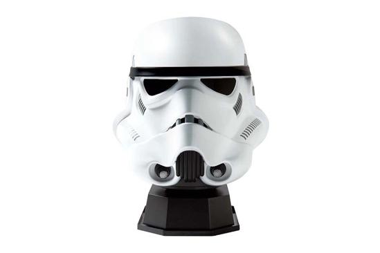 日本家电品牌 Aqua 推出 1:1《Star Wars》头盔保冷库，当中包括 Darth Vader、Stormtrooper 及 C-3PO。无论作为展示或真正使用，也是个很吸睛的家电！外表看上去只是个雕塑摆设，但只要将整个头盔向上抬起，即可将汽水放入冷藏。三款头盔保冷库已于 AbyA 上架，定价为 48,384 日圆