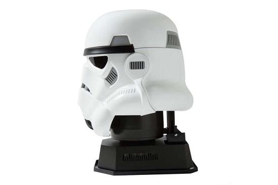 日本家电品牌 Aqua 推出 1:1《Star Wars》头盔保冷库，当中包括 Darth Vader、Stormtrooper 及 C-3PO。无论作为展示或真正使用，也是个很吸睛的家电！外表看上去只是个雕塑摆设，但只要将整个头盔向上抬起，即可将汽水放入冷藏。三款头盔保冷库已于 AbyA 上架，定价为 48,384 日圆