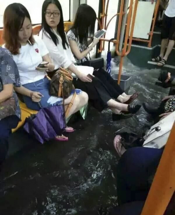 直击广州暴雨:地铁现瀑布 公交车内成河(图)