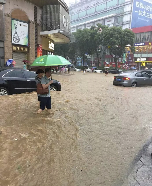 直击广州暴雨:地铁现瀑布 公交车内成河(图)