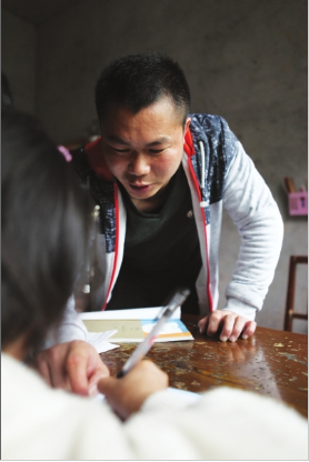 2013年,莎莎被发觉罹患艾滋。音讯传到村里,家长们竭力否决,莎莎无法分开讲堂。转校,又因一样的起因被排挤。2015年下半年,刚任赤塅完小校长的尹鹏波,挑起了这个担子。他决议,本人上门给莎莎讲课。