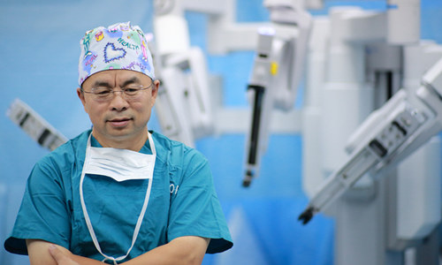 达芬奇机器人让手术更精准 巨大胃部肿瘤成功切除