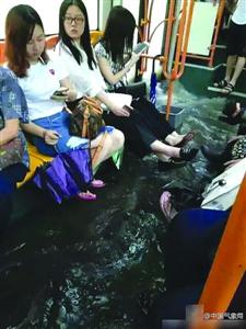广州降暴雨 地铁公交车内水流成河(图)