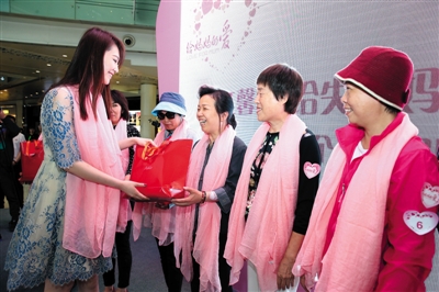 艺人李昕岳在现场为乳腺癌术后的失乳女性代表赠送专业义乳。