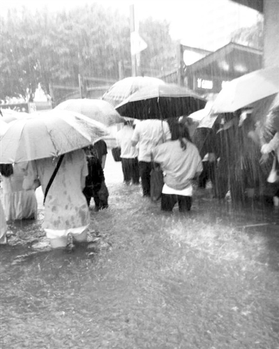 暴雨袭击广州 地铁站现瀑布公交车内成河(图)