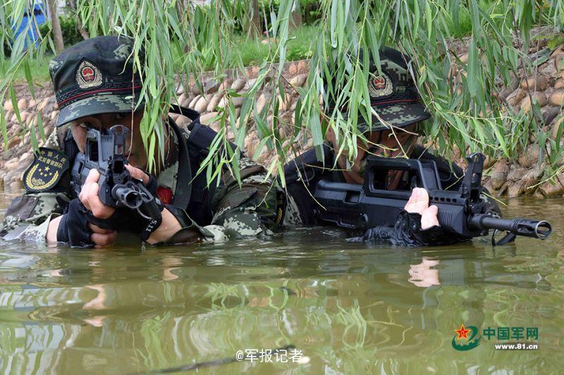 武警官兵锤炼"水中蛟龙"(组图)