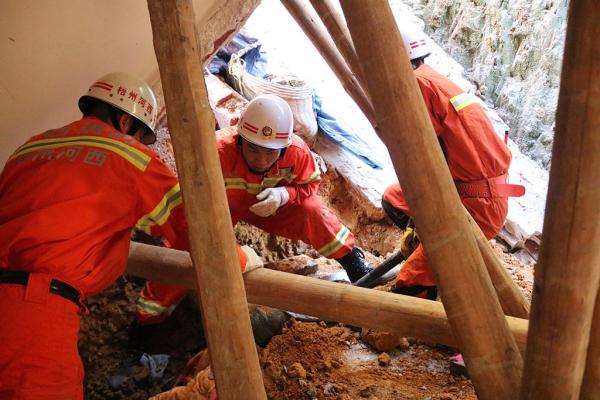 2016年5月10日，广西梧州，苍梧县梨埠镇马进村一处山体发生滑坡，部分民房受损，并导致4人死亡（其中2名老人2名小孩）。 视觉中国 图