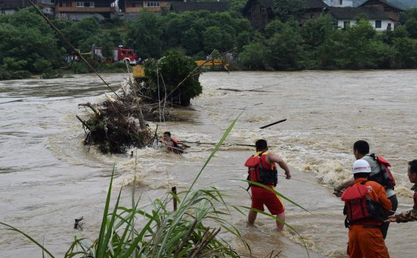 2016年5月5日，广西桂林遭遇强降雨天气，连续暴雨致桂林市兴安县、龙胜县、阳朔县等多地群众被困。图为龙胜县消防官兵正在营救被困者。 东方IC 图