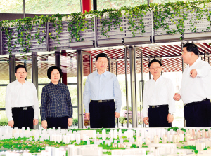 2013年5月14日,中共中心总布告、国度主席、中心军委主席习近平考查中新天津生态城。(图像来历:天津日报)