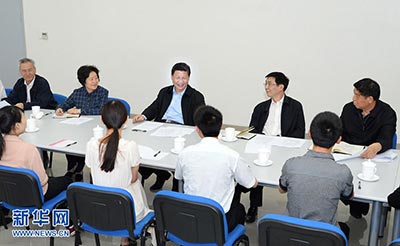 2013年5月14日至15日,中共中心总布告、国度主席、中心军委主席 习近平在天津考查事情。这是习近平在天津工作技术大众实训核心与高校结业生、赋要职员、乡村充裕劳作力代表座谈。新华社记者李涛摄