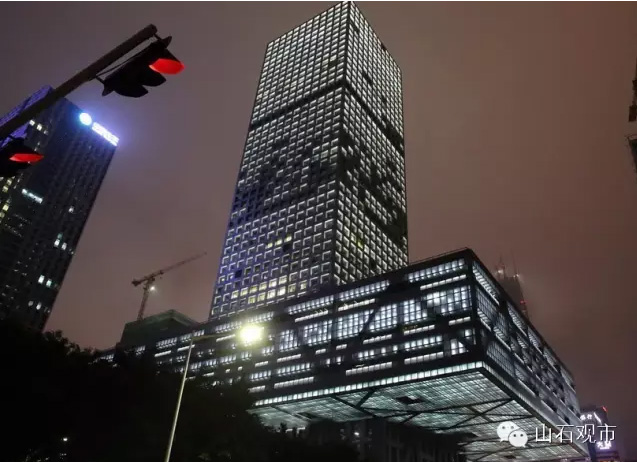 新深交所大楼，官方称之为深圳证券交易所运营中心。深圳人有戏称为“迷你裙”楼，也有称为“腰缠万贯”楼。