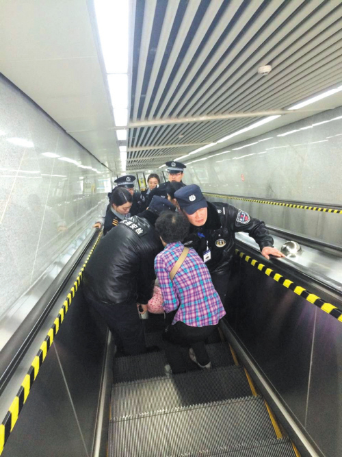 老人乘坐地铁电梯这关咋过(组图)