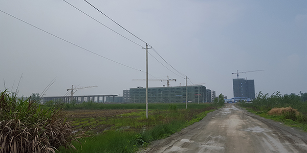 一条土路通往仍在缔造当中的武穴中学新校区。 磅礴新闻记者 周琦 图